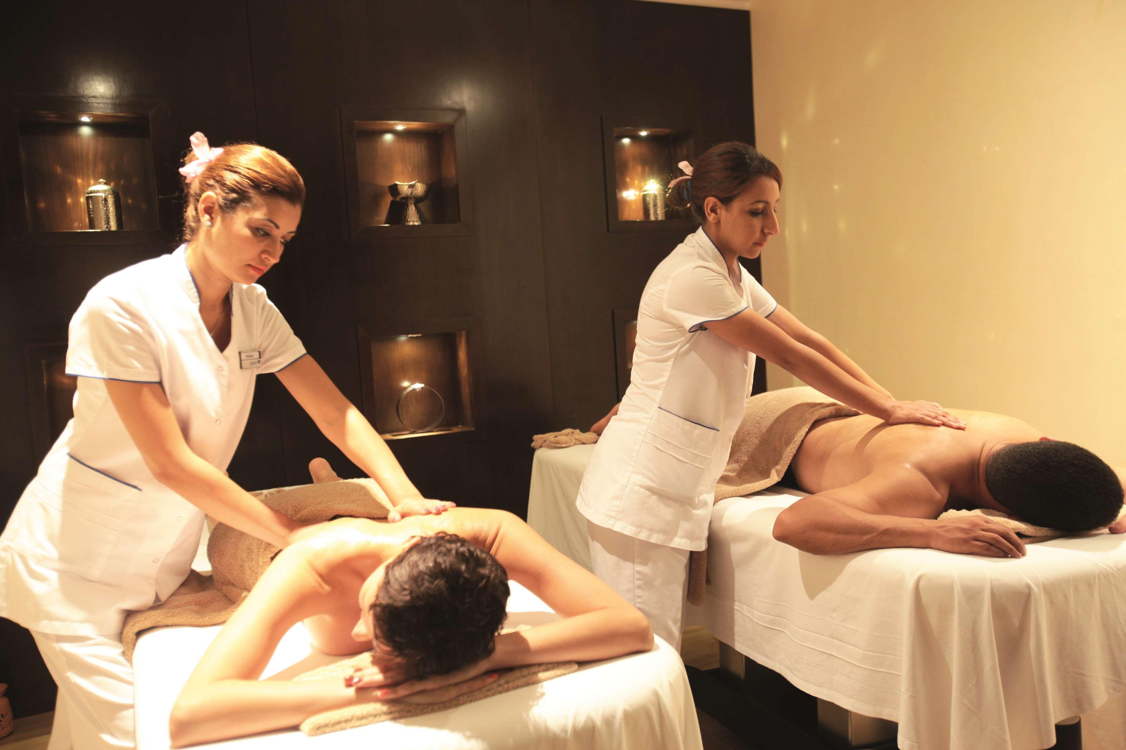Radisson Blu Resort & Thalasso Hammamet Exteriér fotografie Massage therapists at work