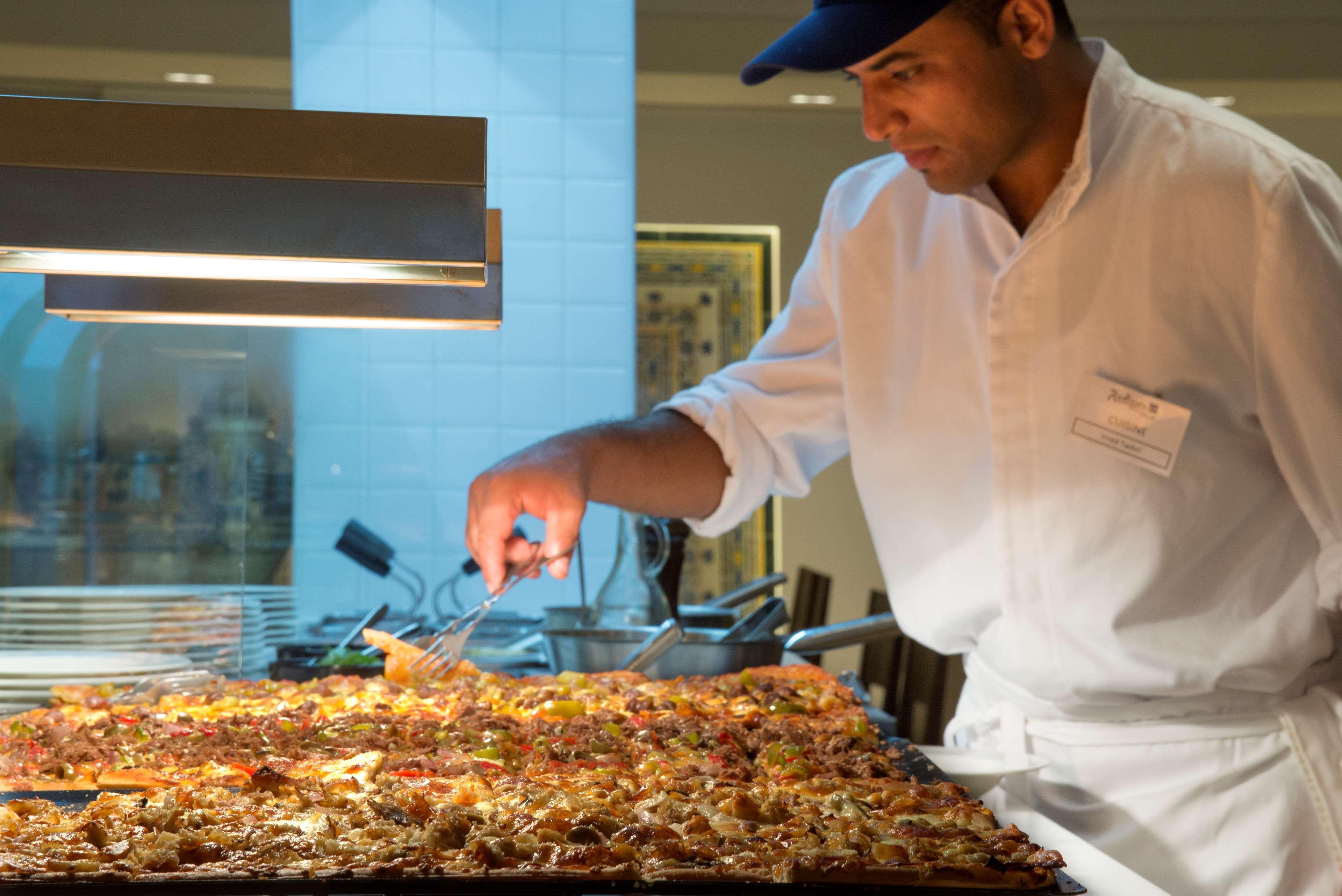 Radisson Blu Resort & Thalasso Hammamet Exteriér fotografie A chef preparing food at a buffet