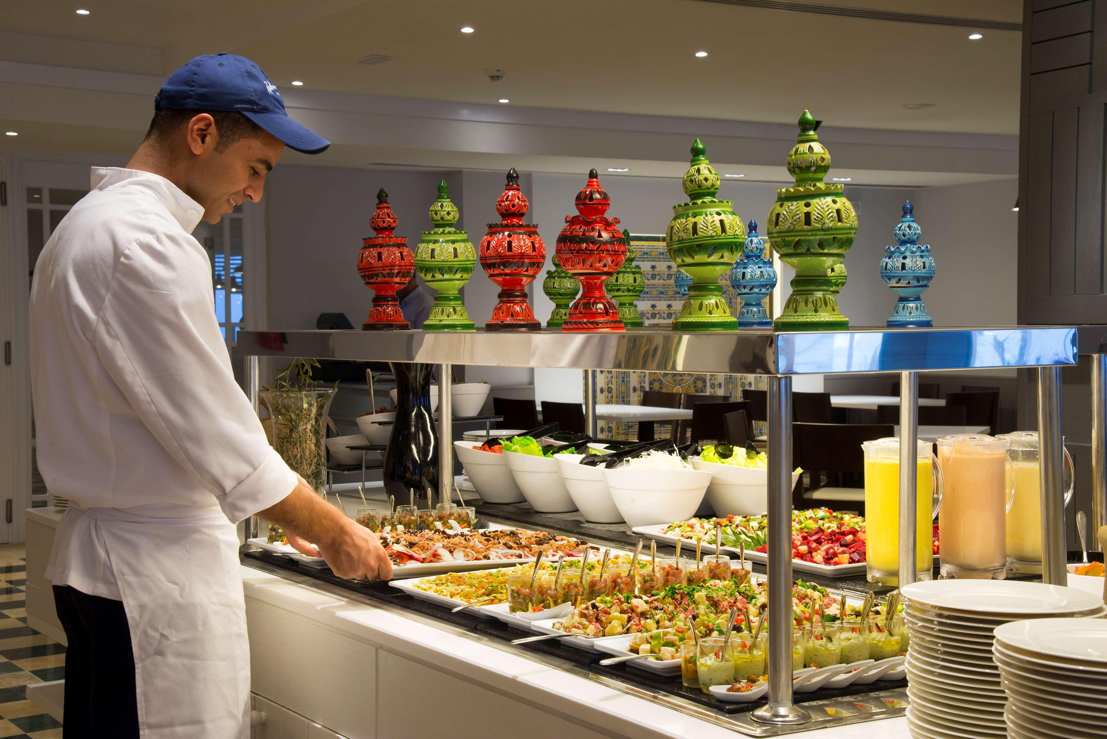 Radisson Blu Resort & Thalasso Hammamet Exteriér fotografie A buffet at a hotel