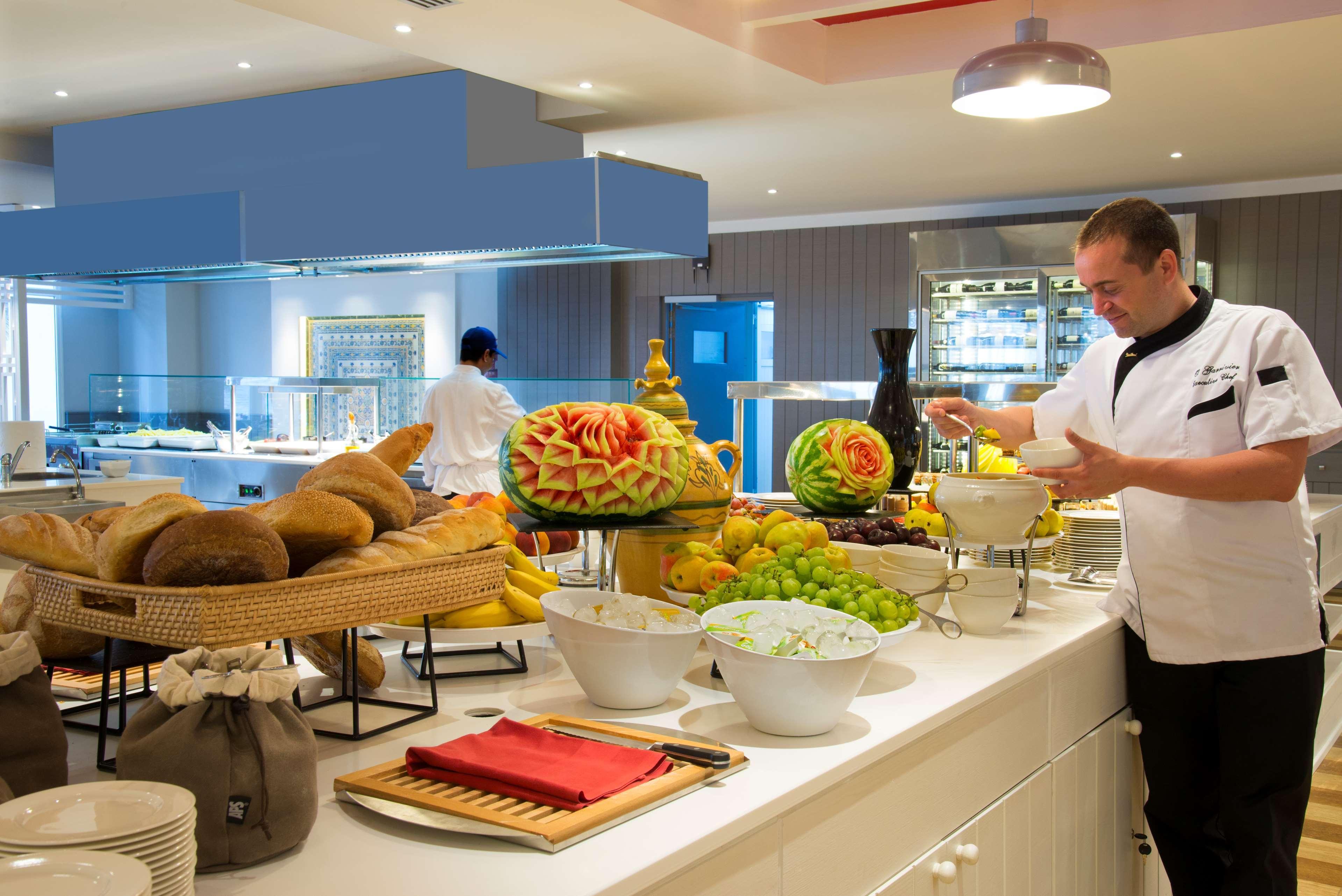 Radisson Blu Resort & Thalasso Hammamet Exteriér fotografie A buffet at a hotel