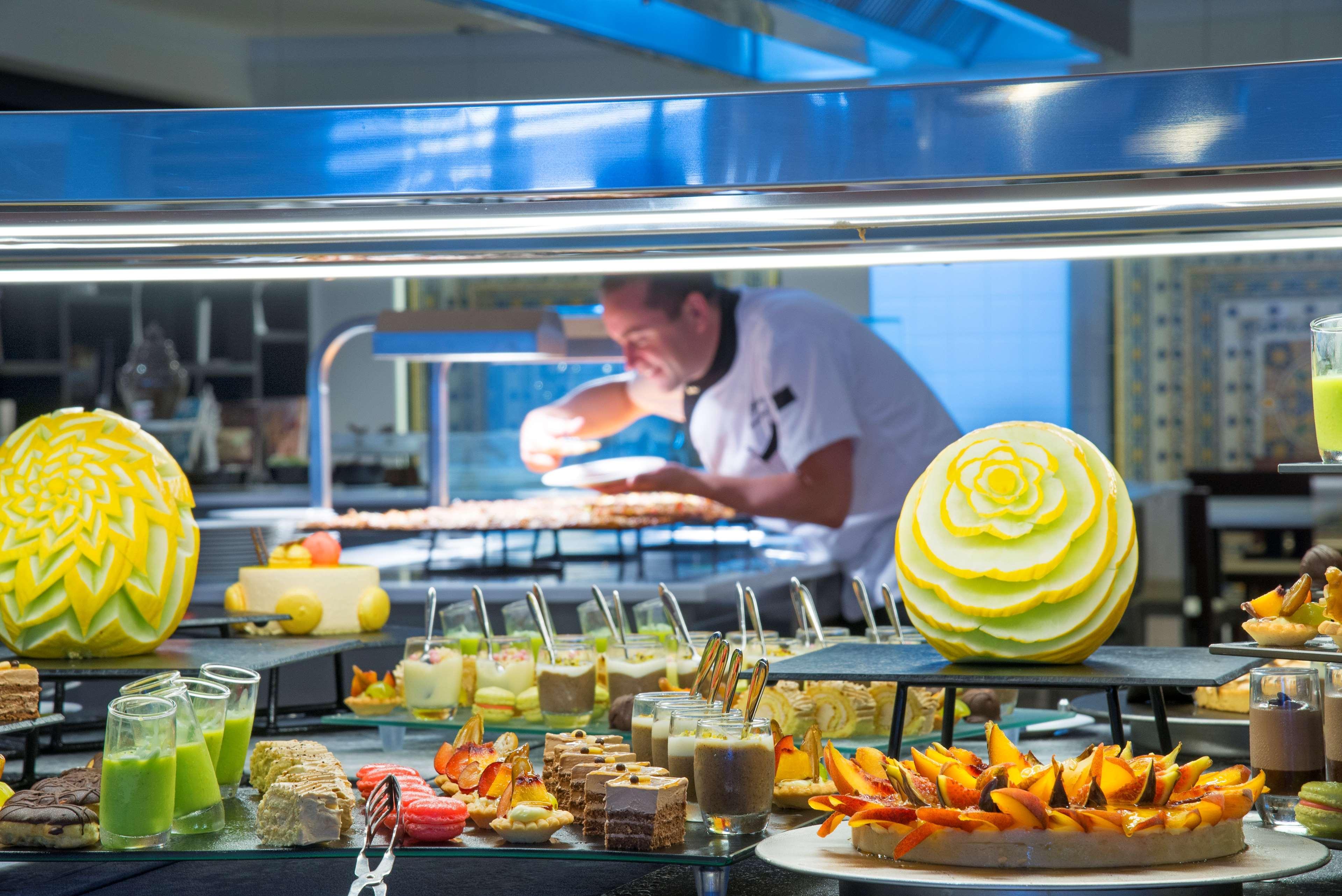 Radisson Blu Resort & Thalasso Hammamet Exteriér fotografie A buffet at a hotel