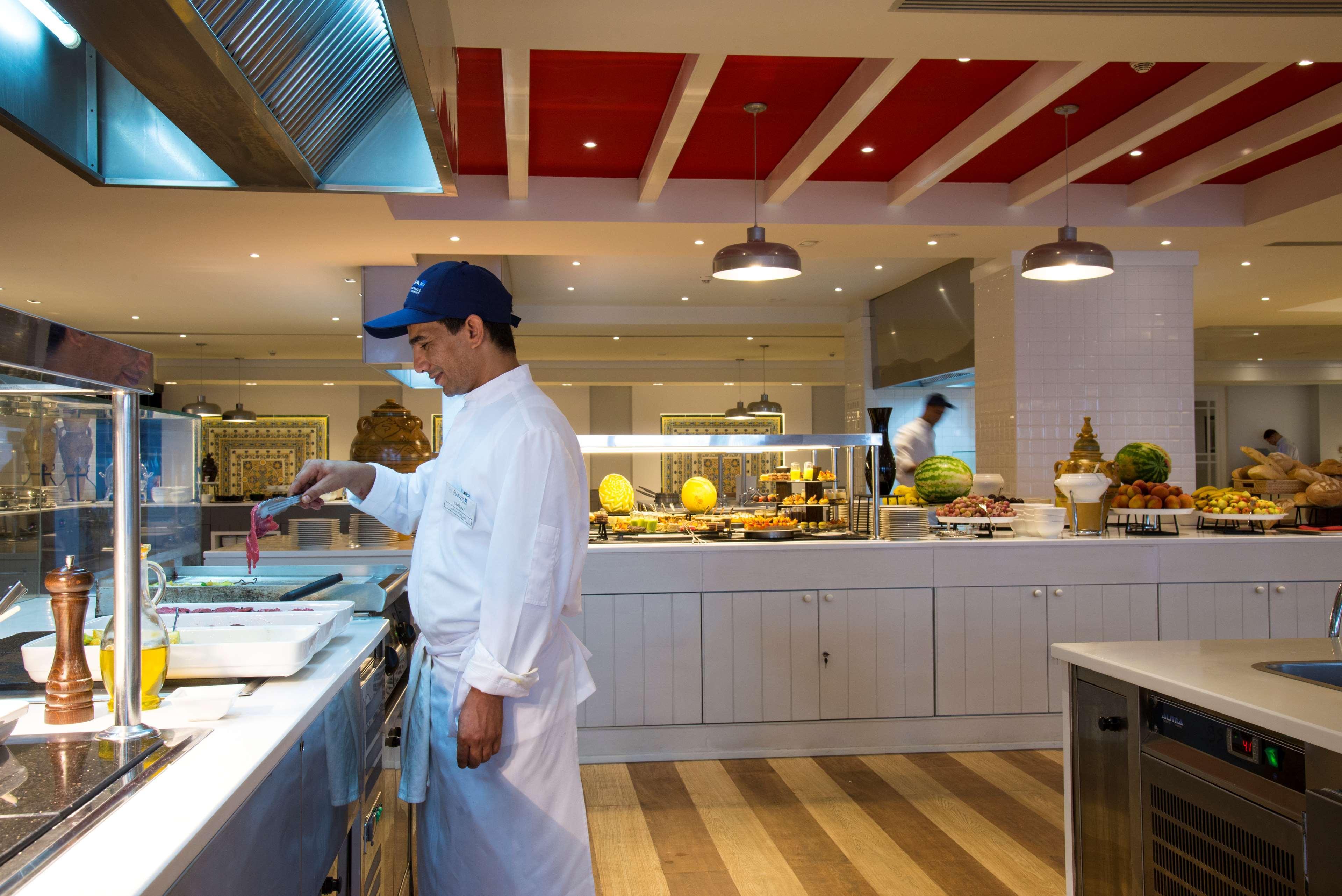 Radisson Blu Resort & Thalasso Hammamet Exteriér fotografie A cook working in a hotel kitchen